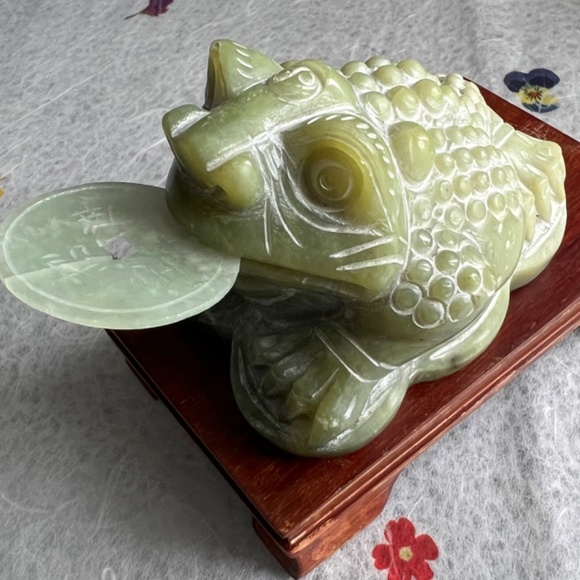 🌸 3 Legged Green Jade Frog w/ Jade Coin on display Wood - Picture 11 of 15